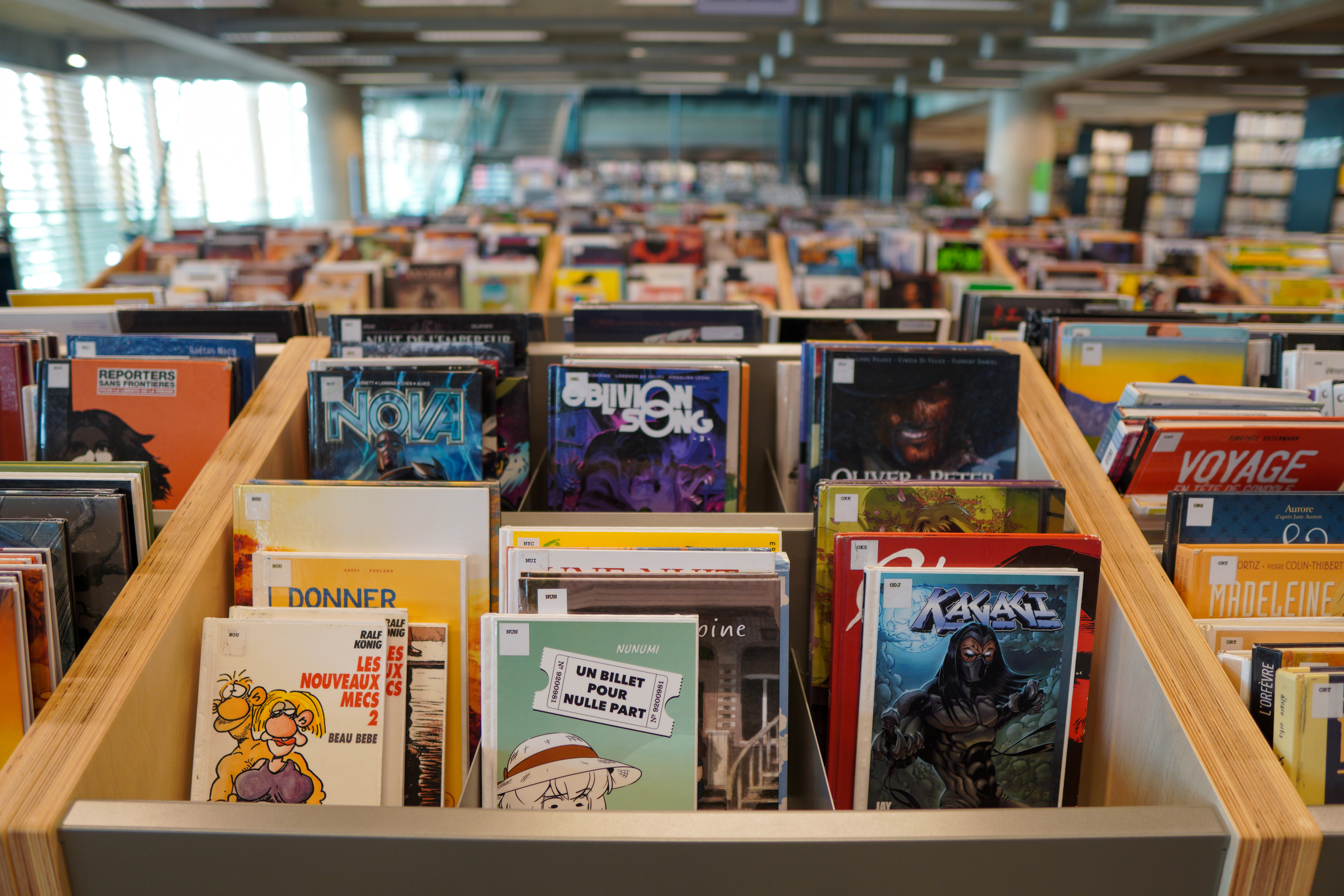 Rangée de bacs contenant des bandes dessinées dans l'Espace BD de la Grande Bibliothèque