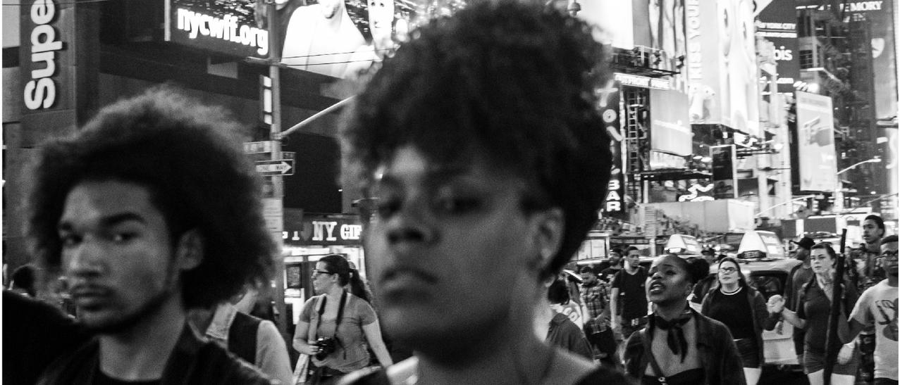 Photo en noir et blanc. Manifestation à New York contre la brutalité policière envers les Afro-américains.