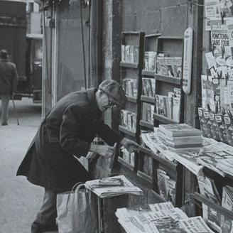 Un vendeur de journaux devant son kiosque