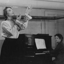 Ludmilla Chiriaeff pratiquant une chorégraphie avec une pianiste