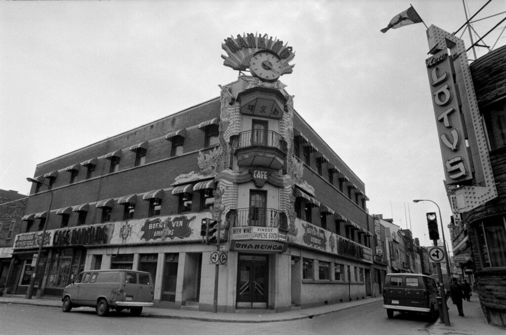 Le Nanking Café ouvre ses portes en 1933 à l’intersection des rues Clark et De la Gauchetière dans le quartier chinois, 1960-1970.