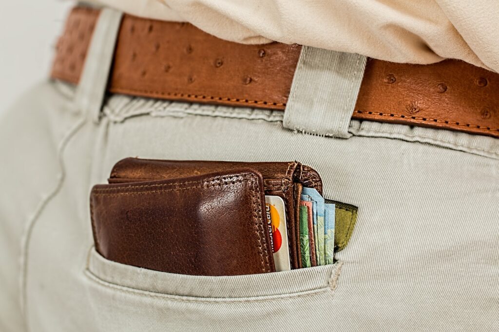 Portefeuille qui sort de la poche arrière d'un pantalon d'homme