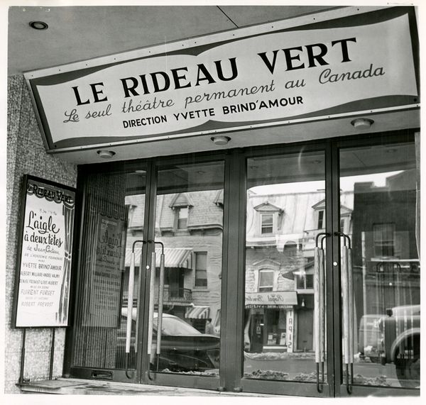 Entrée principale du Théâtre Stella, rue Saint-Denis, en 1963.