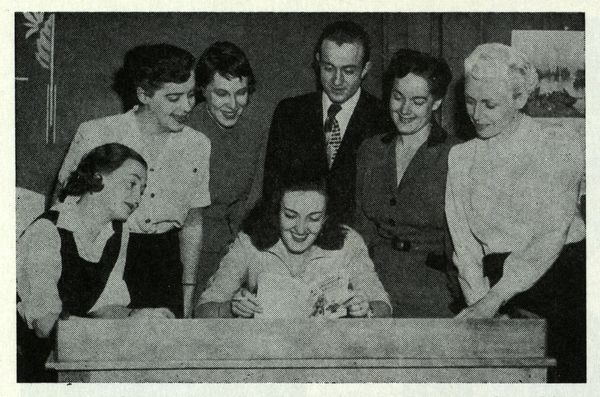 Photographie reproduite dans un programme de 1957. Yvette Brind’Amour est assise au centre.