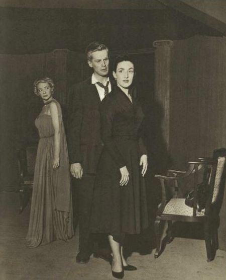 Marjolaine Hébert, Gérard Poirier et Yvette Brind’Amour dans Huis clos, de Jean-Paul Sartre, photographie, 1958.
