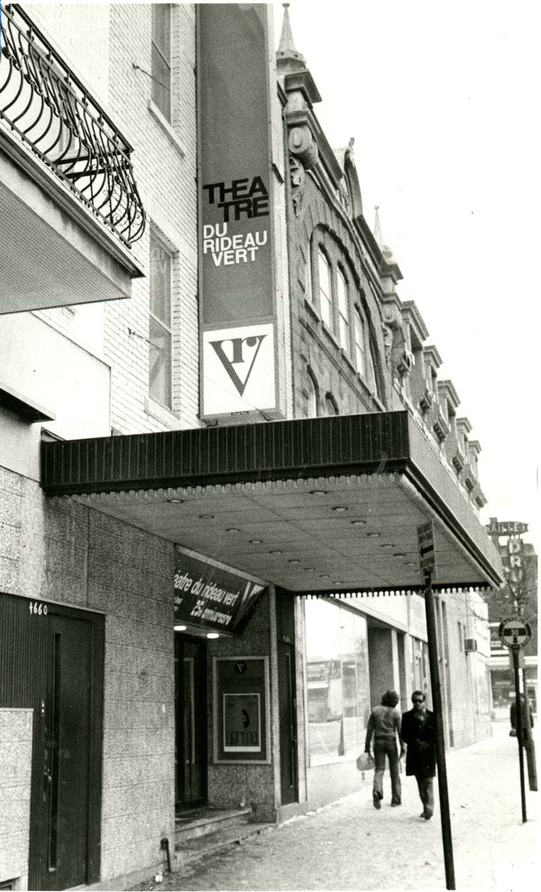 L’entrée principale de l’ancien Théâtre Stella, devenu le Théâtre du Rideau Vert depuis 1968, avant sa réfection complète en 1991, 12 février 1974. 