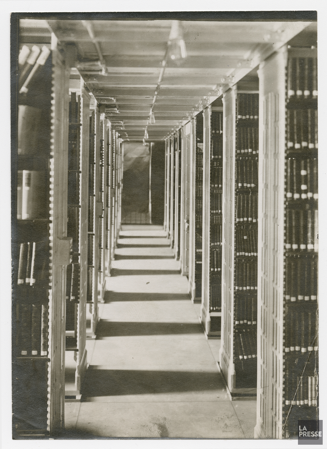 Magasin aux rayonnages en acier de la bibliothèque Saint-Sulpice