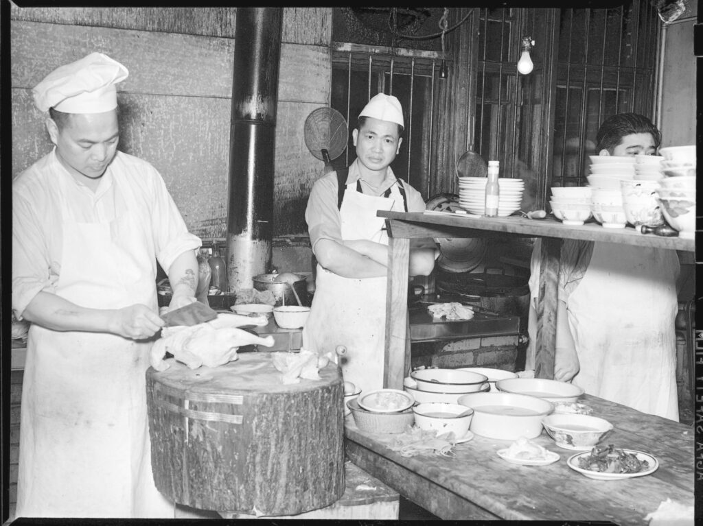 Cuisiniers dans un restaurant du quartier chinois de Montréal, 1940. 