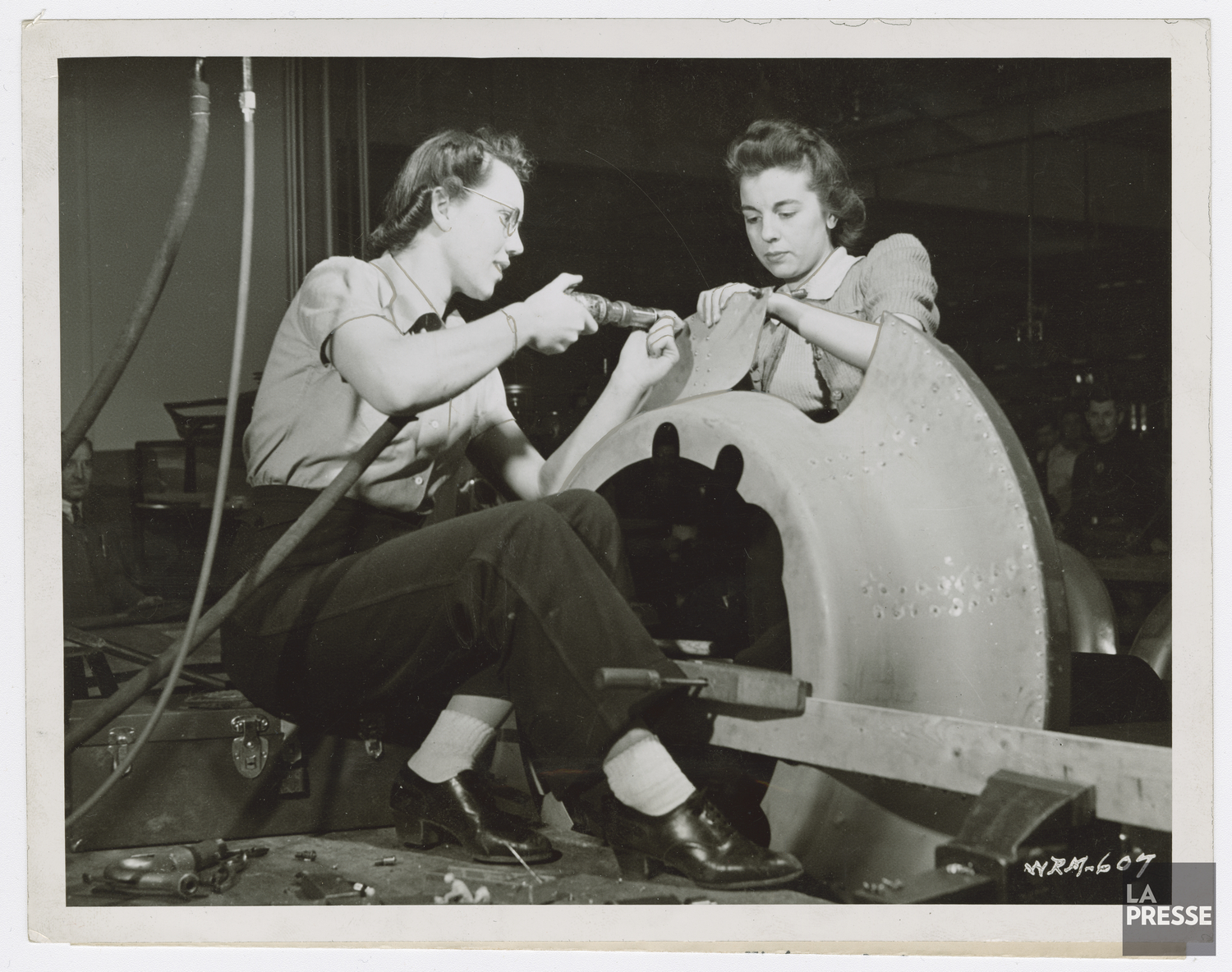 Femmes travaillant dans l’industrie de l’armement, vers 1942.