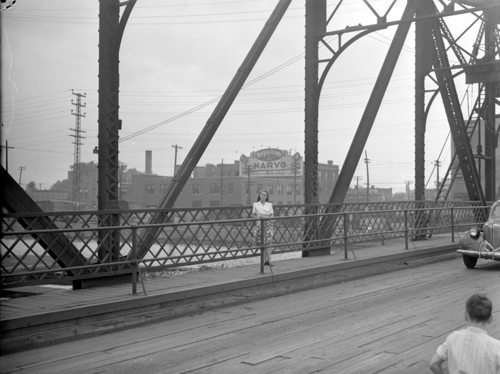 Gabrielle Roy sur le pont Atwater qui franchit le canal de Lachine, 29 août 1945.