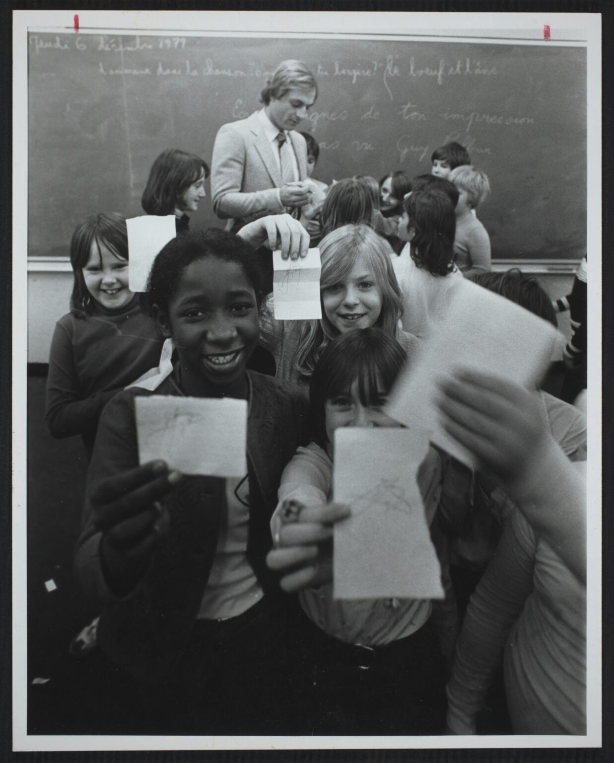 Le 6 décembre 1979, Guy Lafleur signe des autographes pour les élèves enthousiastes de l’école Victor-Rousselot à Saint-Henri.