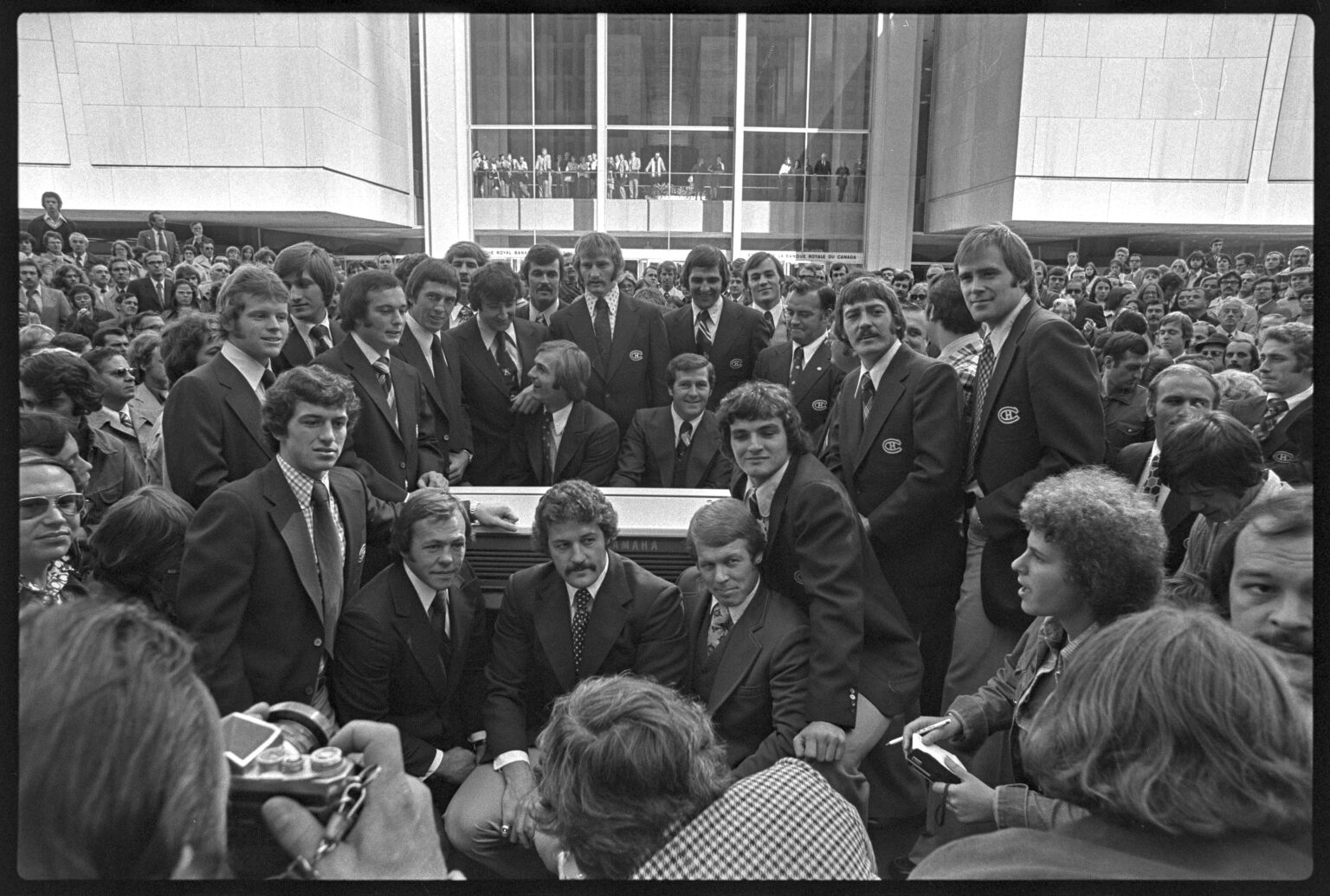 Le 7 octobre 1975, au pied de la Place Ville-Marie, la foule acclame les joueurs de l’alignement des Canadiens de Montréal pour la saison 1975-1976