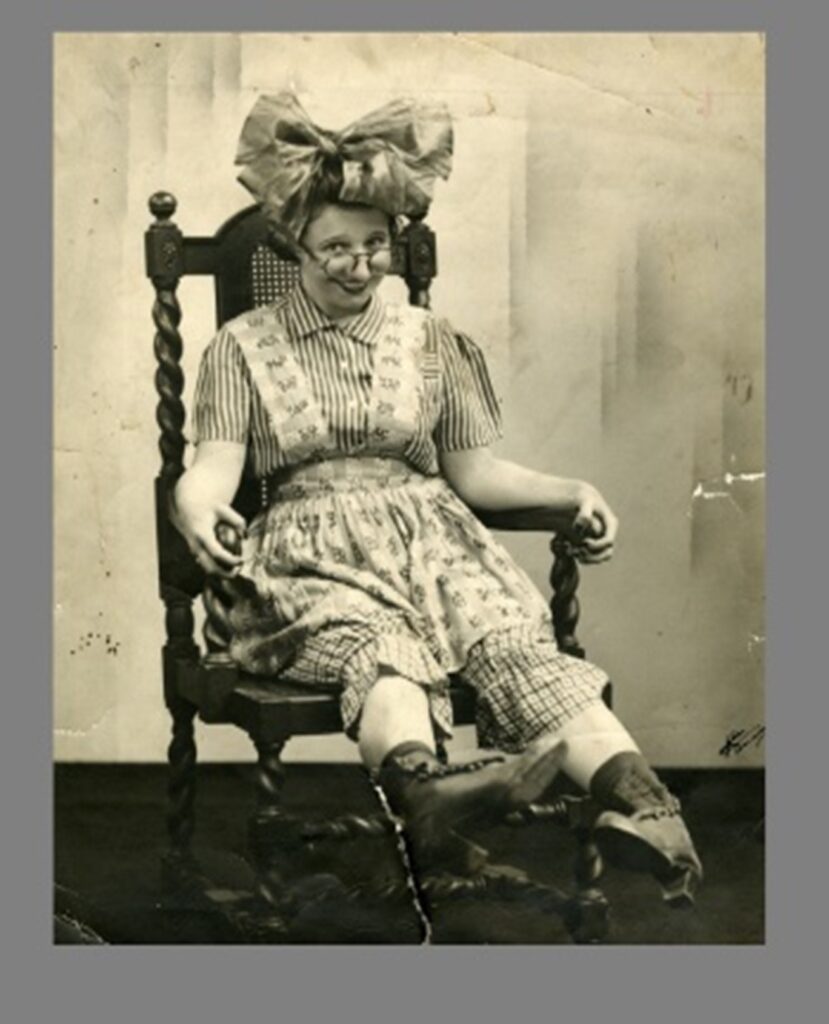 La Poune (Rose Ouellette) avec ses caractéristiques « jumper » et culottes « à grand’manches », vers 1935.