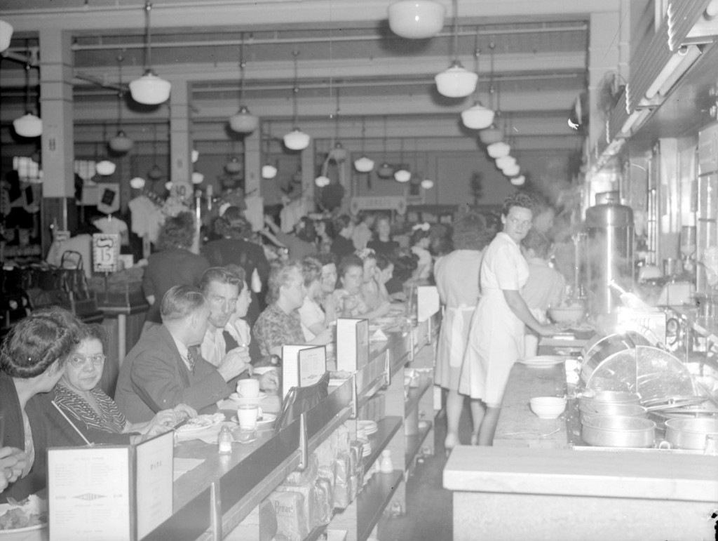 Les clients du grand magasin général United de la rue Notre-Dame Ouest mangent au comptoir de restauration rapide, 29 août 1945. 