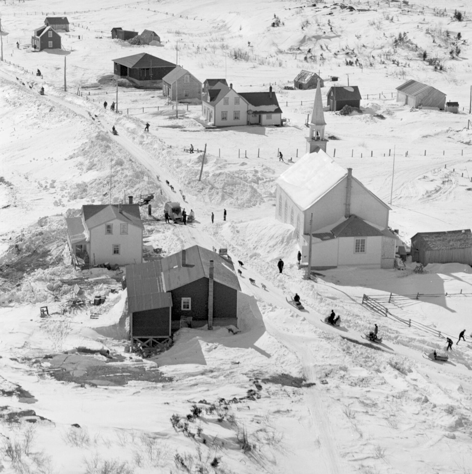 Les participants et leurs attelages traversent le village de Magpie, mars 1967. 
