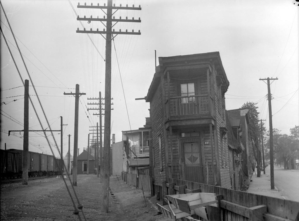 Maison de la rue Saint-Augustin dans le quartier Saint-Henri à Montréal, 29 août 1945.