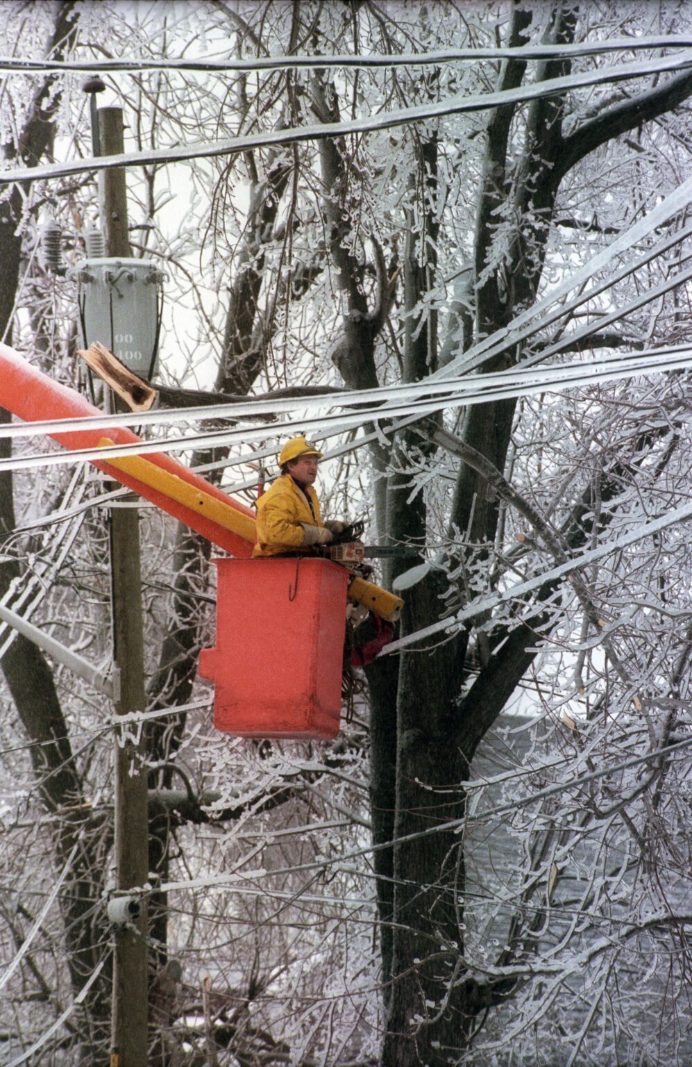 Monteur de ligne réparant les fils d’une ligne de transport d’électricité à la suite de la tempête de verglas qui a frappé le Québec en janvier 1998. 