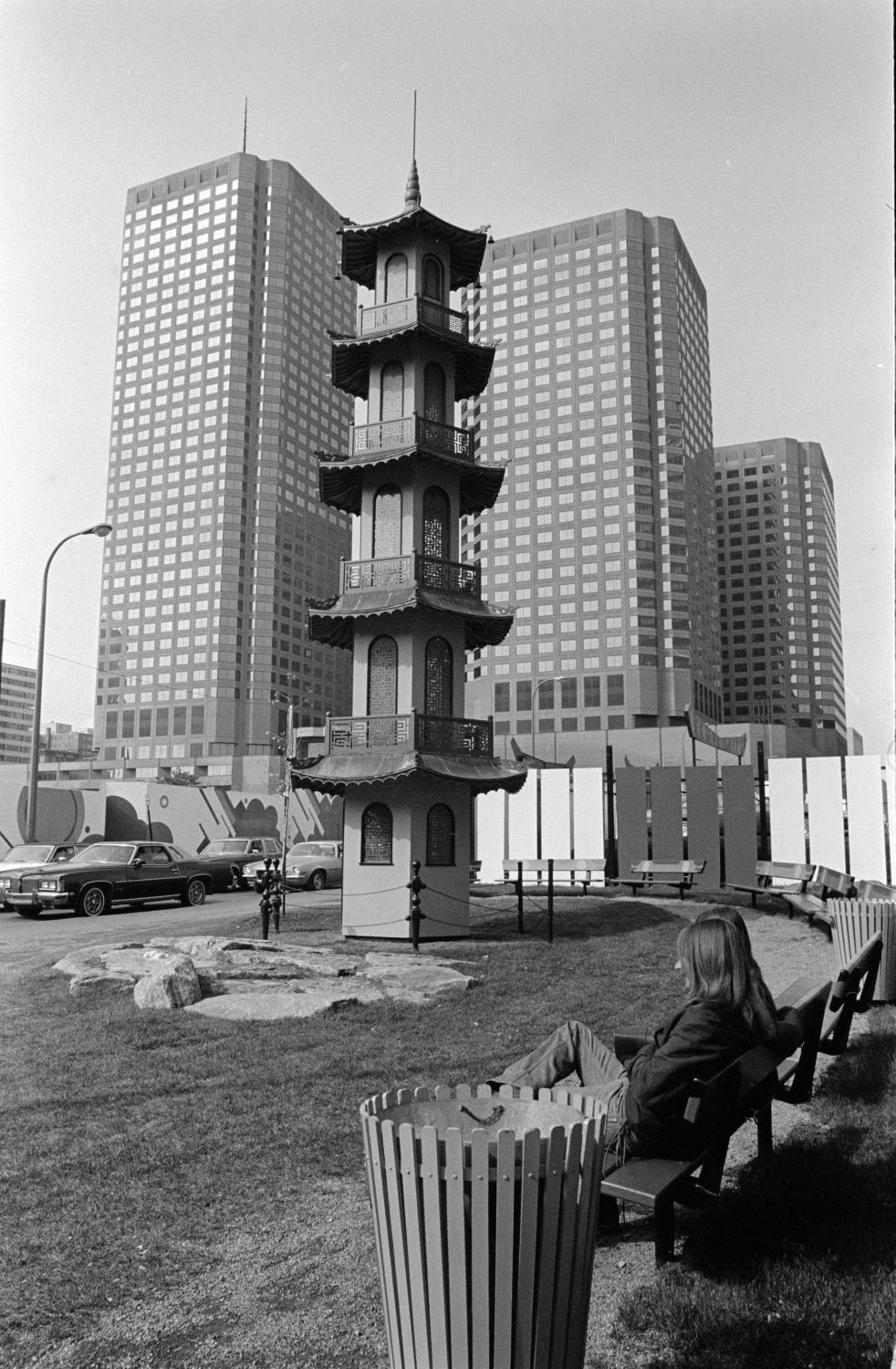 Pagode au centre-ville de Montréal, dans le quartier chinois de Montréal, 1978. 
