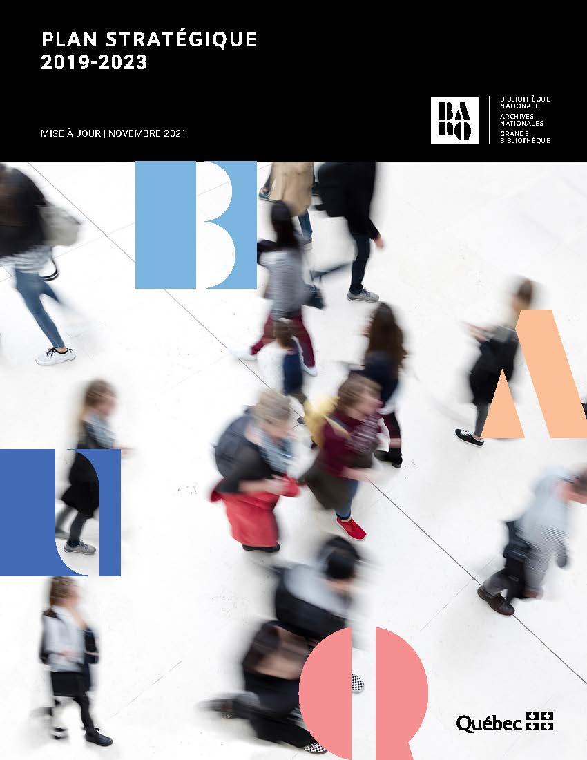 Page couverture du Plan stratégique 2019-2023 de BAnQ : Usagers circulant dans le hall