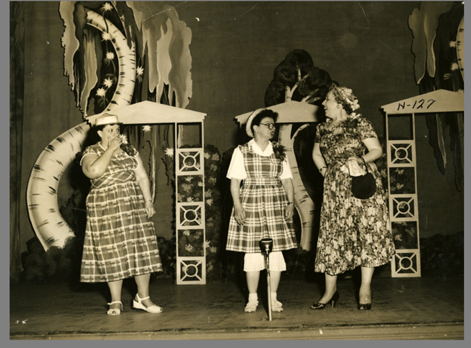 Production burlesque au théâtre Radio-Cité réunissant sur la scène (de gauche à droite) Manda Parent, la Poune (Rose Ouellette) et Juliette Pétrie, vers 1953. 