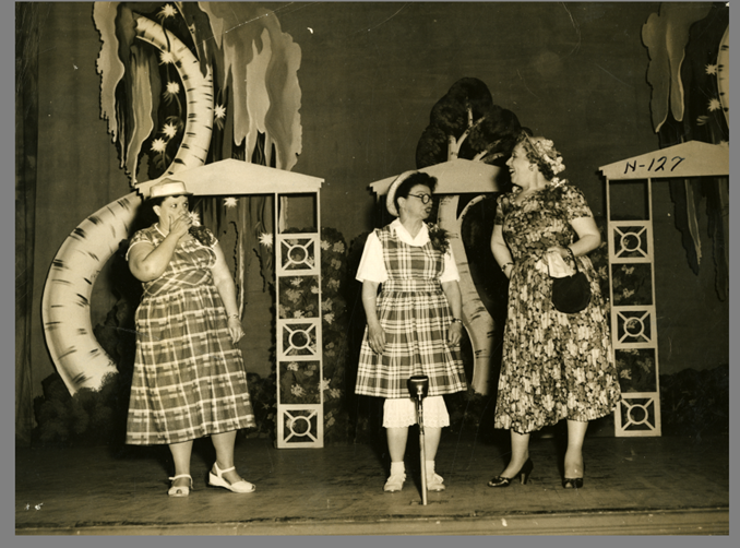 Production burlesque au théâtre Radio-Cité réunissant sur la scène (de gauche à droite) Manda Parent, la Poune (Rose Ouellette) et Juliette Pétrie, vers 1953.