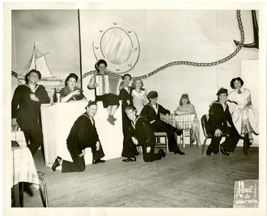 Production burlesque avec Rose Ouellette, dite la Poune (à l’accordéon), et sa troupe du théâtre National à Montréal, vers 1950.