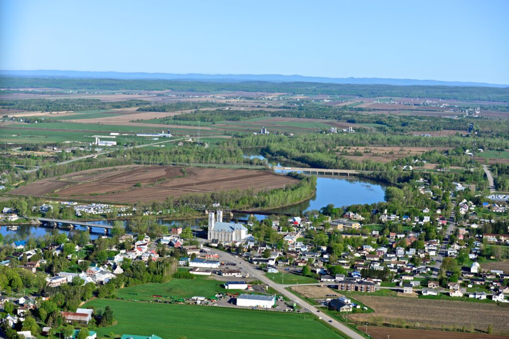 Sainte-Anne-de-la-Pérade, nichée sur les berges de la rivière Sainte-Anne, près du fleuve, dans les basses-terres du Saint-Laurent, 2013. 