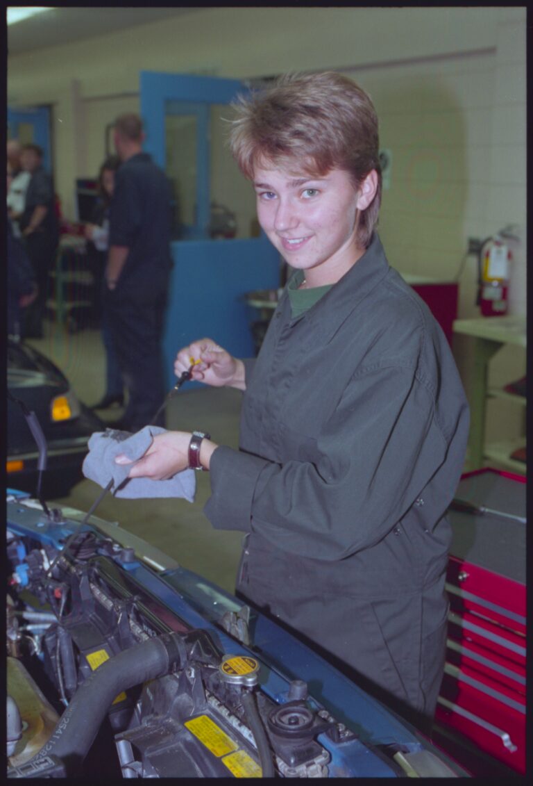 Une étudiante en mécanique automobile, 1995.