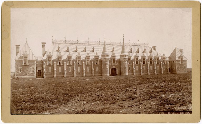 Façade du manège militaire à Québec, vers 1900