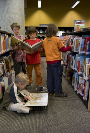 Jeunes usagers lisant des livres à l'Espace Jeunes de la Grande Bibliothèque.