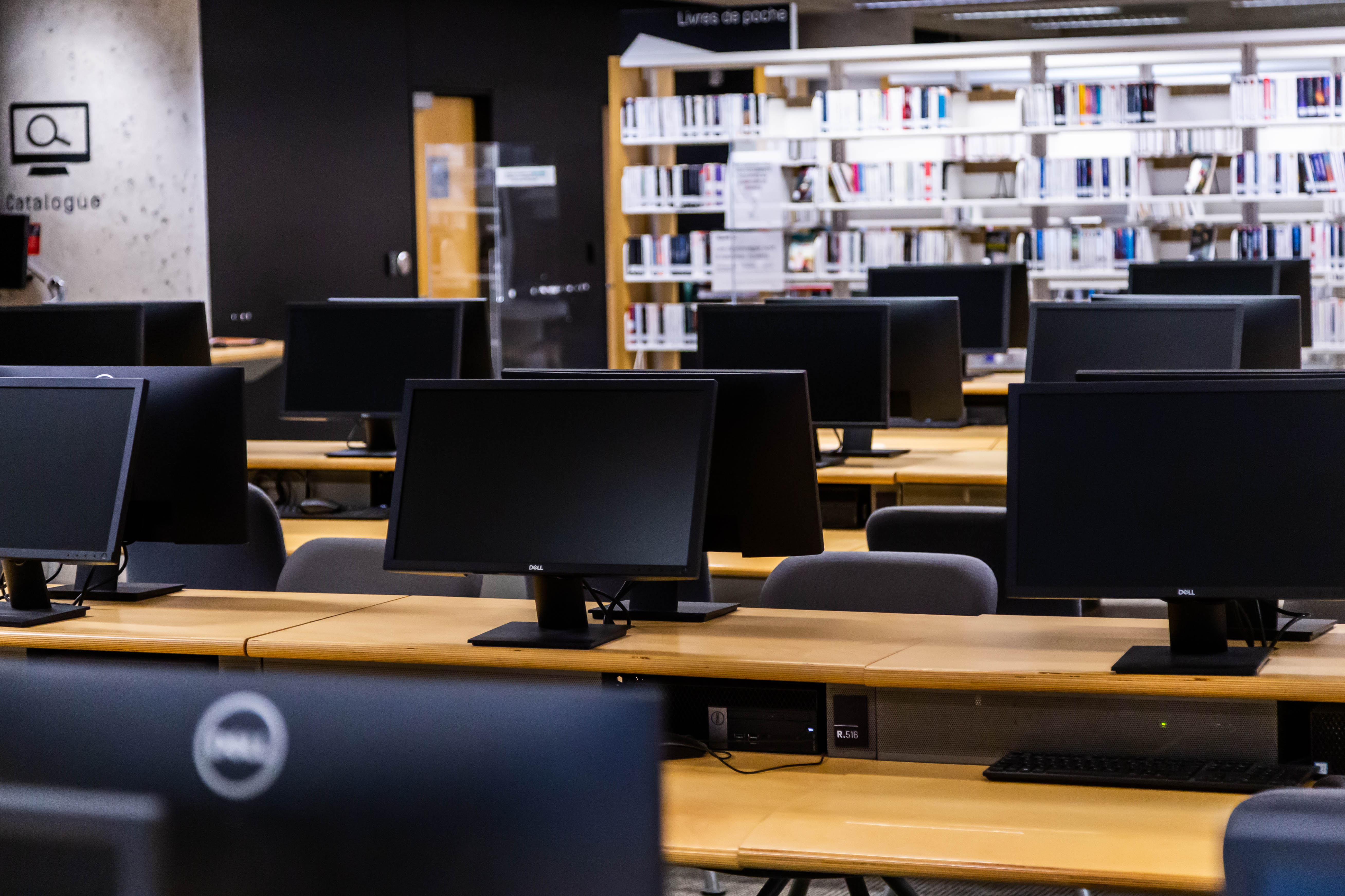 Plusieurs ordinateurs sur des tables.