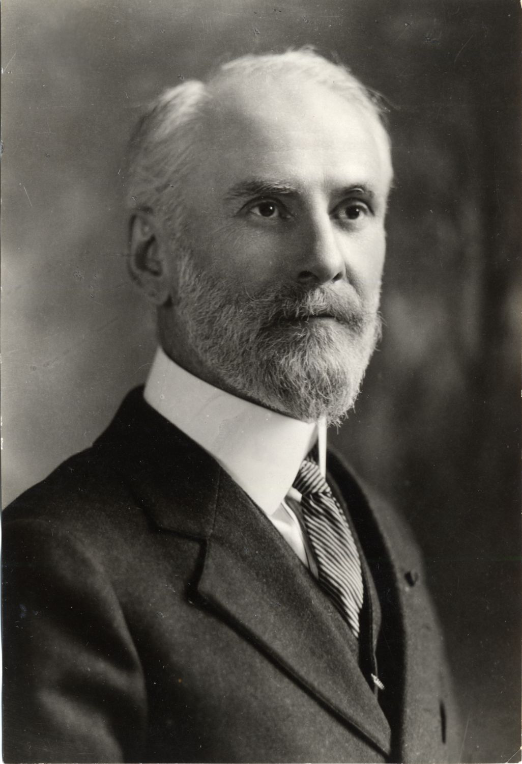 Portrait tête épaule d'un homme.
