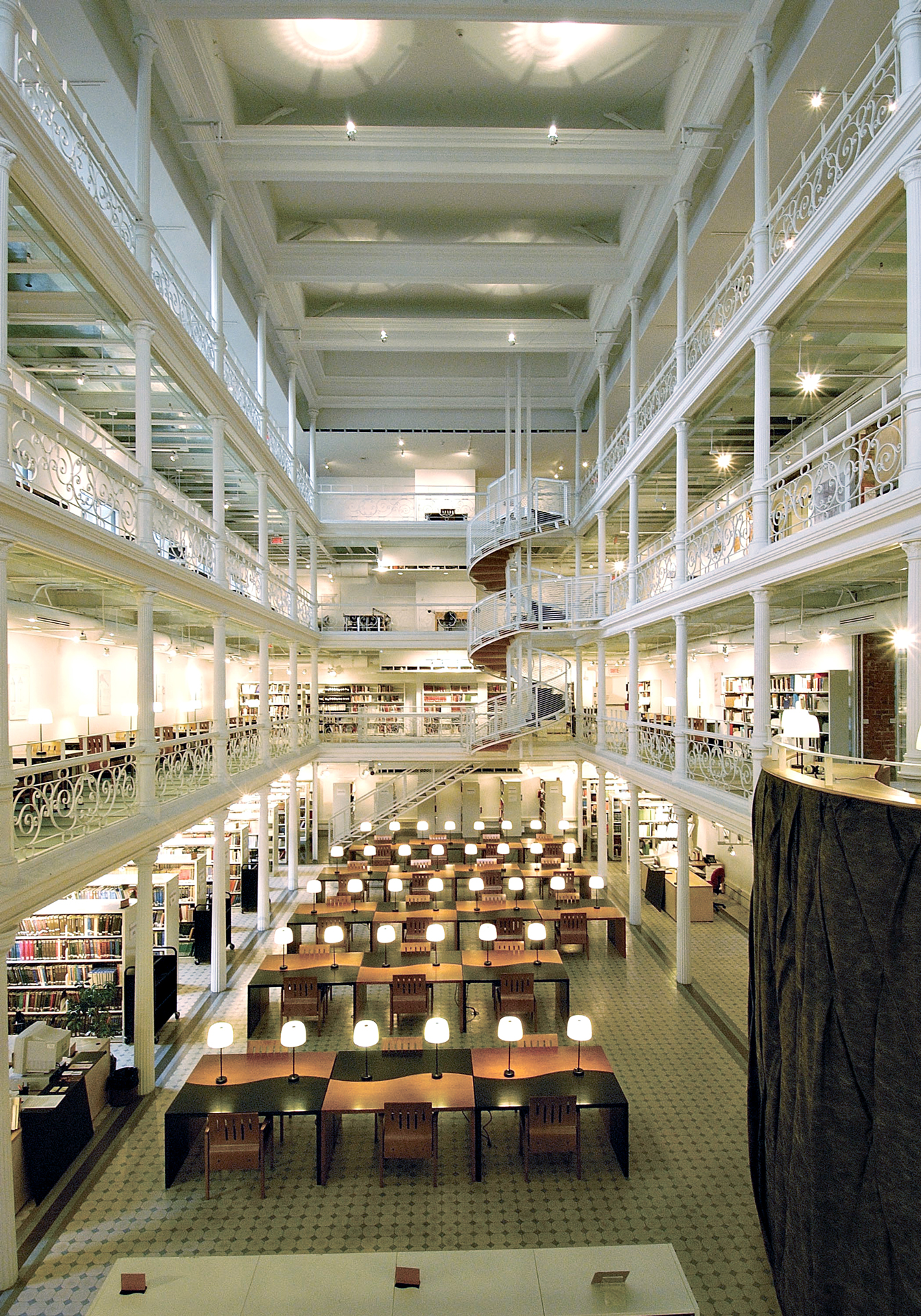 Tables de travail dans une salle de lecture et d'étude.