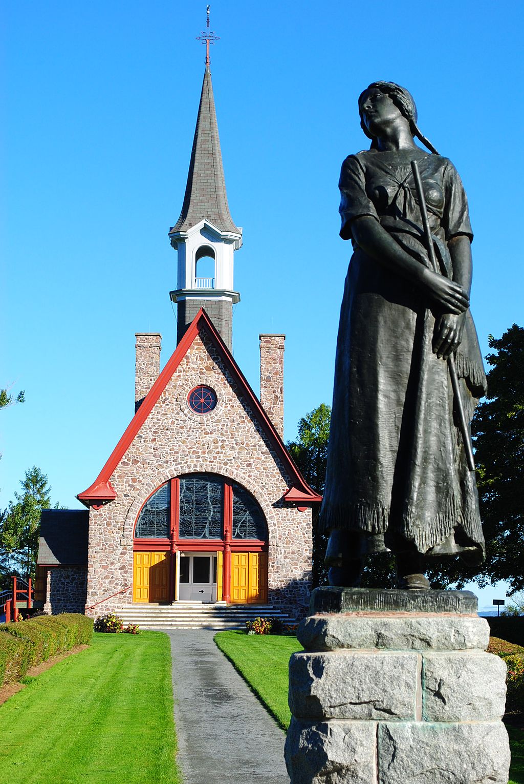 Statue d'Évangéline et église commémorative, Grand-Pré, Nouvelle-Écosse