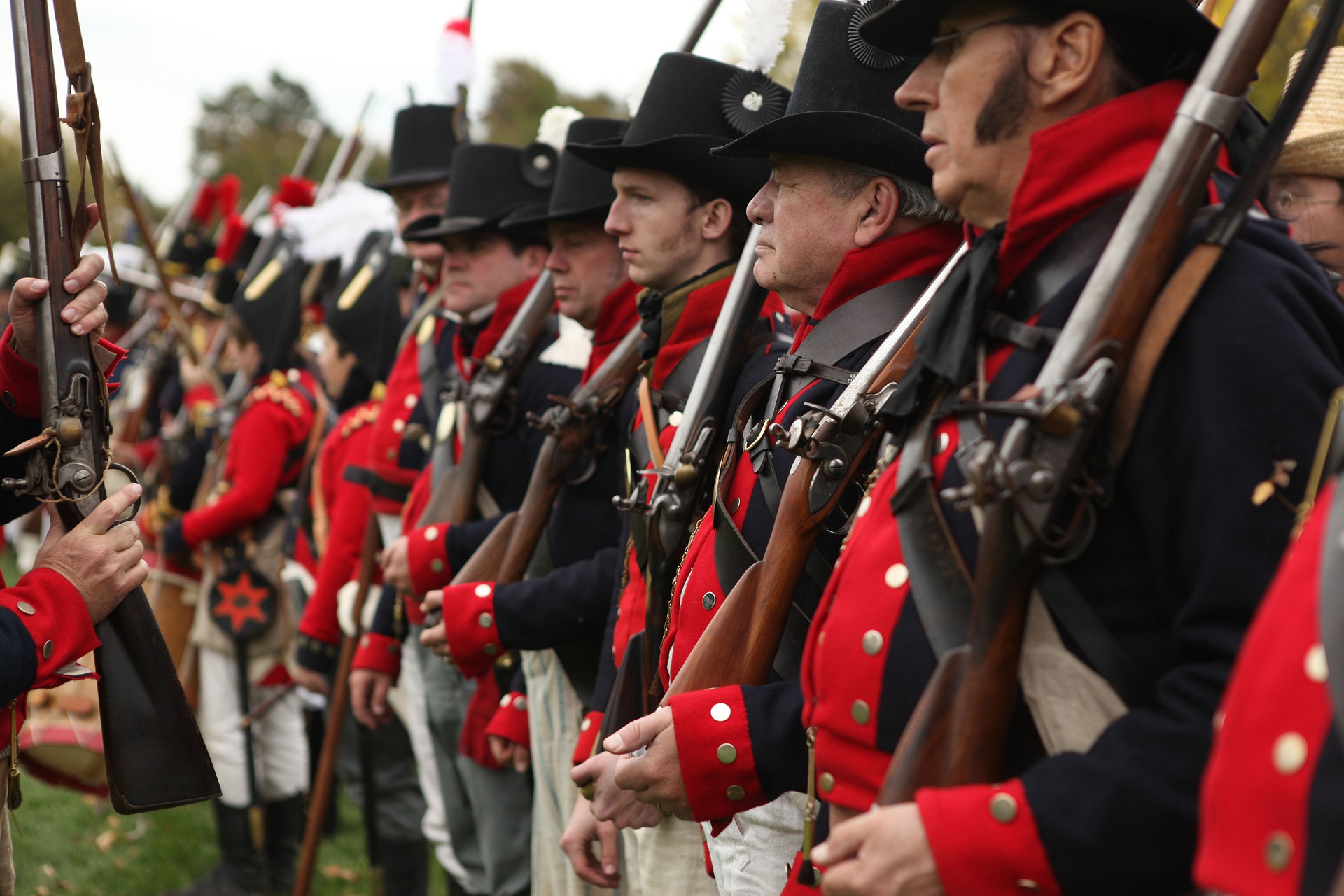 Hommes habillés en soldats du 18e siècle.