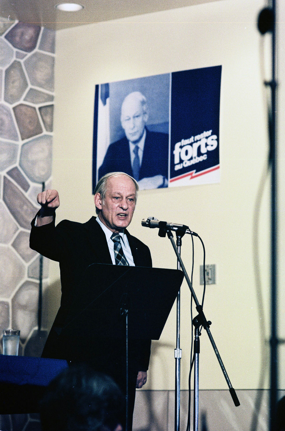 René Lévesque lors d’une assemblée publique, vers 1981.. Archives nationales à Montréal, fonds Antoine Desilets, (06M, P697, S1, SS1, SSS16, D52), Antoine Desilets.