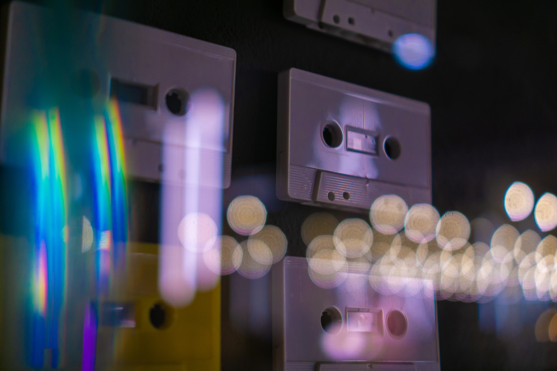 Cassettes audio dans une vitrine avec reflets de lumière.