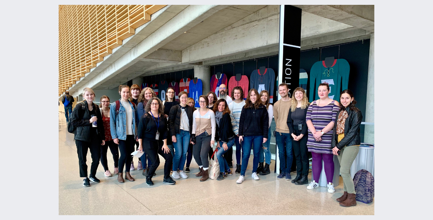 Groupe d'étudiants visitant la Grande Bibliothèque