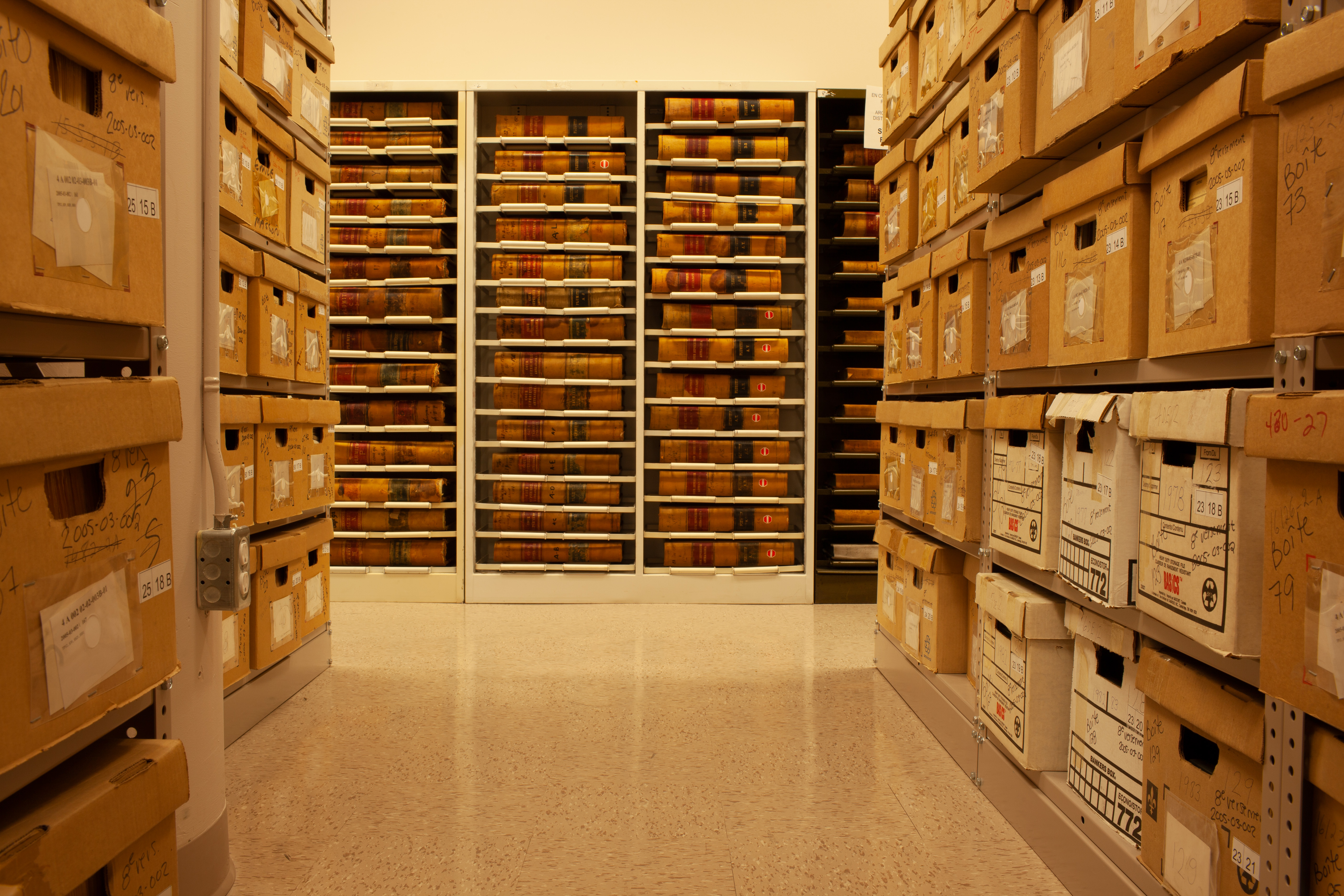 Local de conservation contenant des archives sur des étagères
