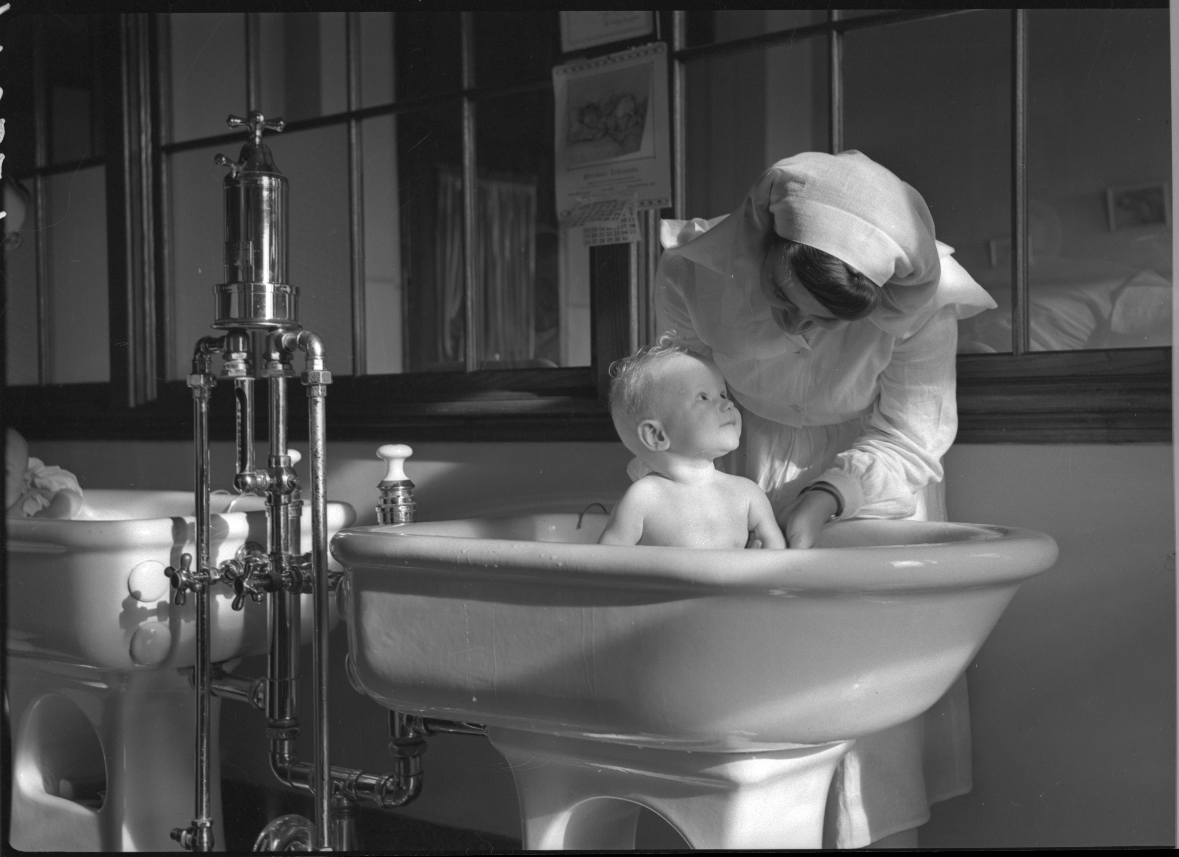 Infirmière donnant le bain à un jeune enfant
