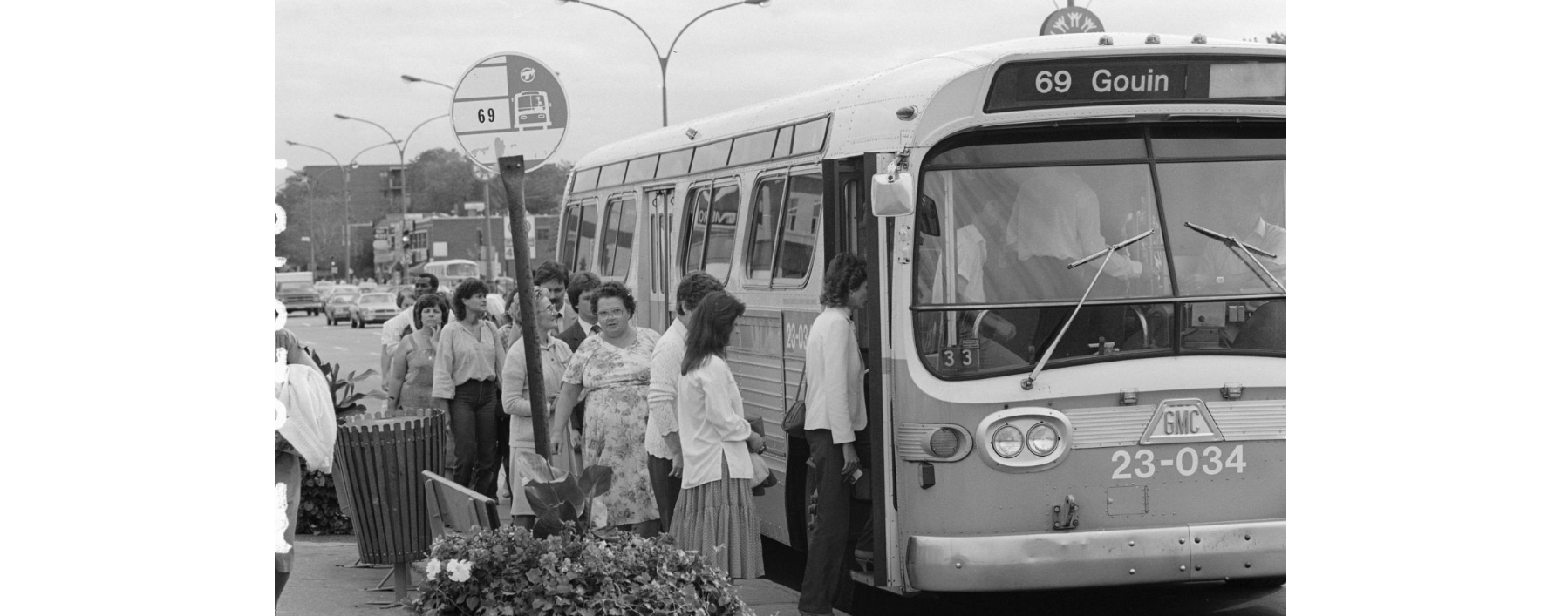 Passagers en attente pour embarquer dans un autobus à Montréal