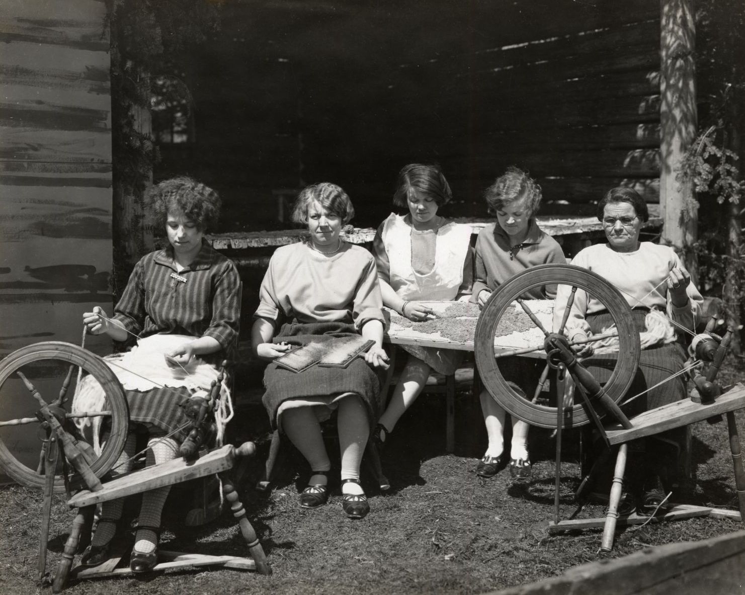 Madame J.-B. Leblond et ses filles au rouet, mai 1928. Archives nationales à Québec, fonds L'Action catholique (P428, S3, SS1, D16, P16). Photographe non identifié.