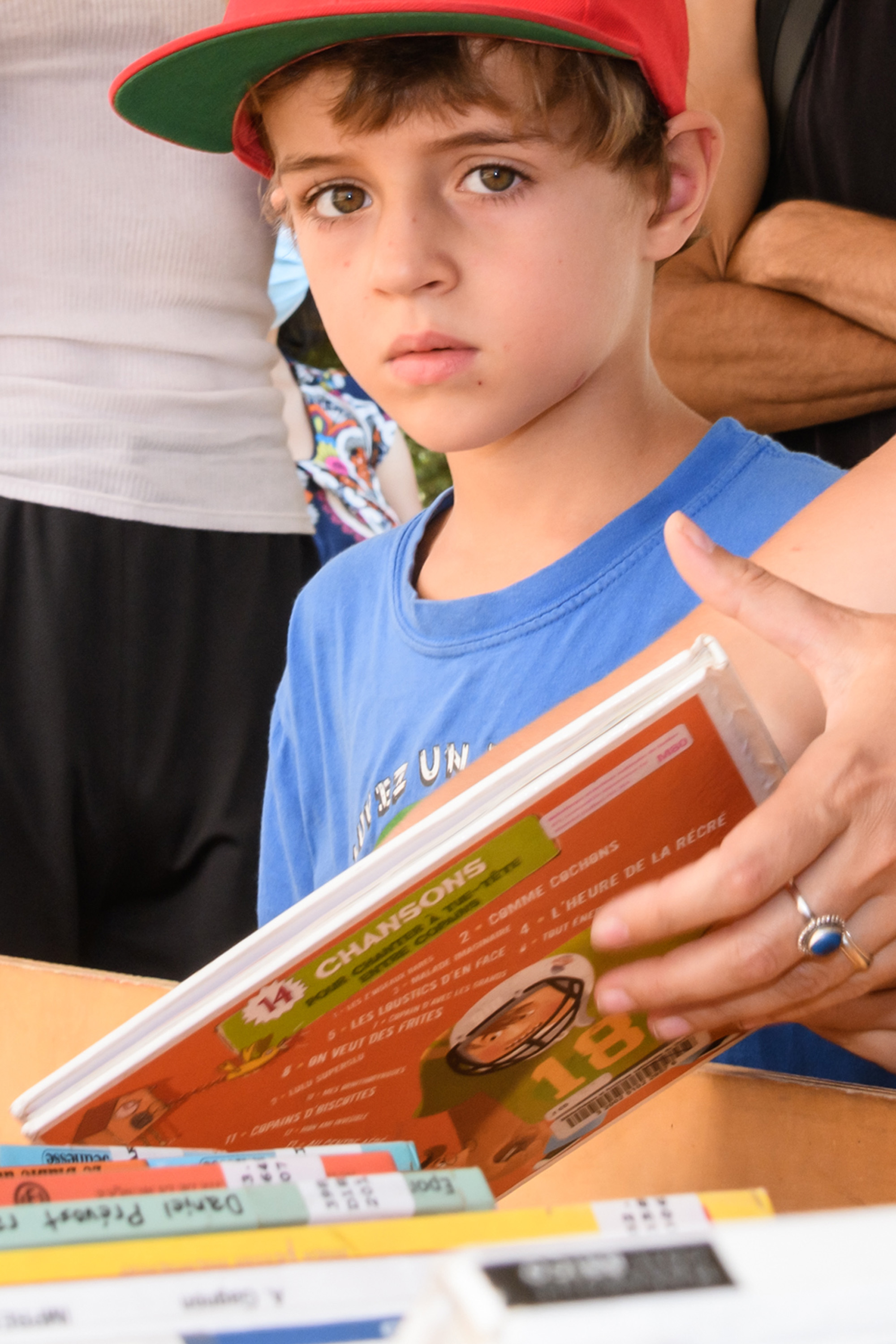 Jeune garçon entouré de livres.