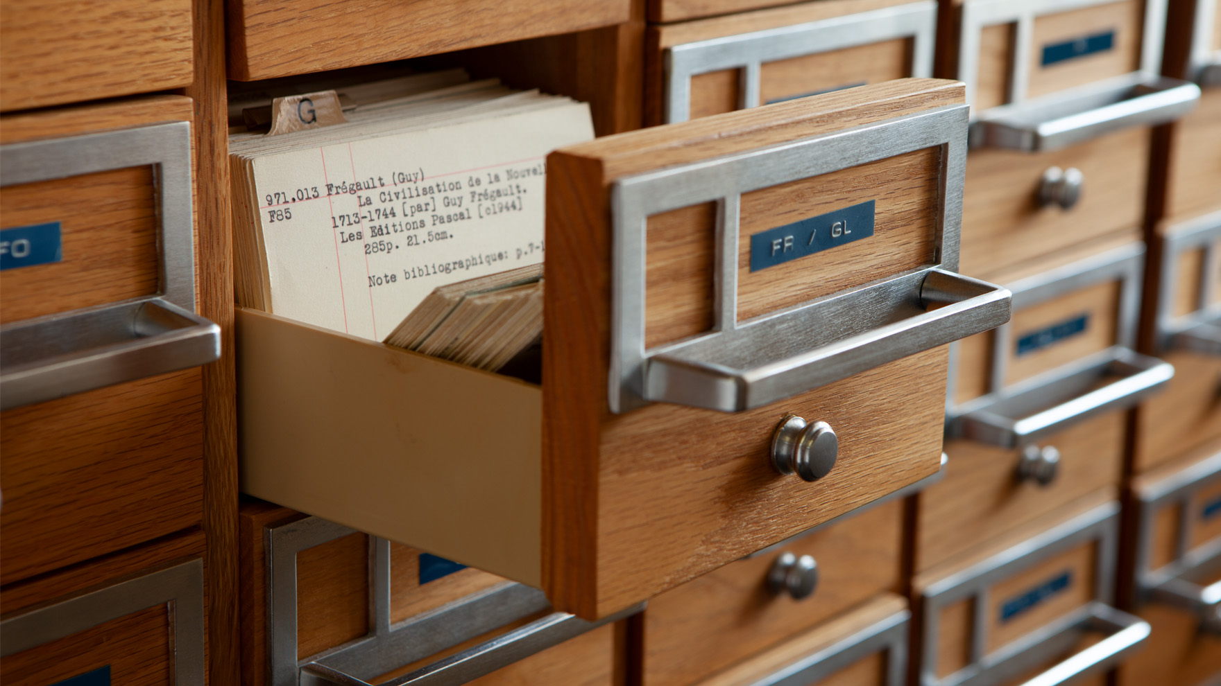 Cardex de bibliothèque (meuble à petits tiroirs contenant des fiches).