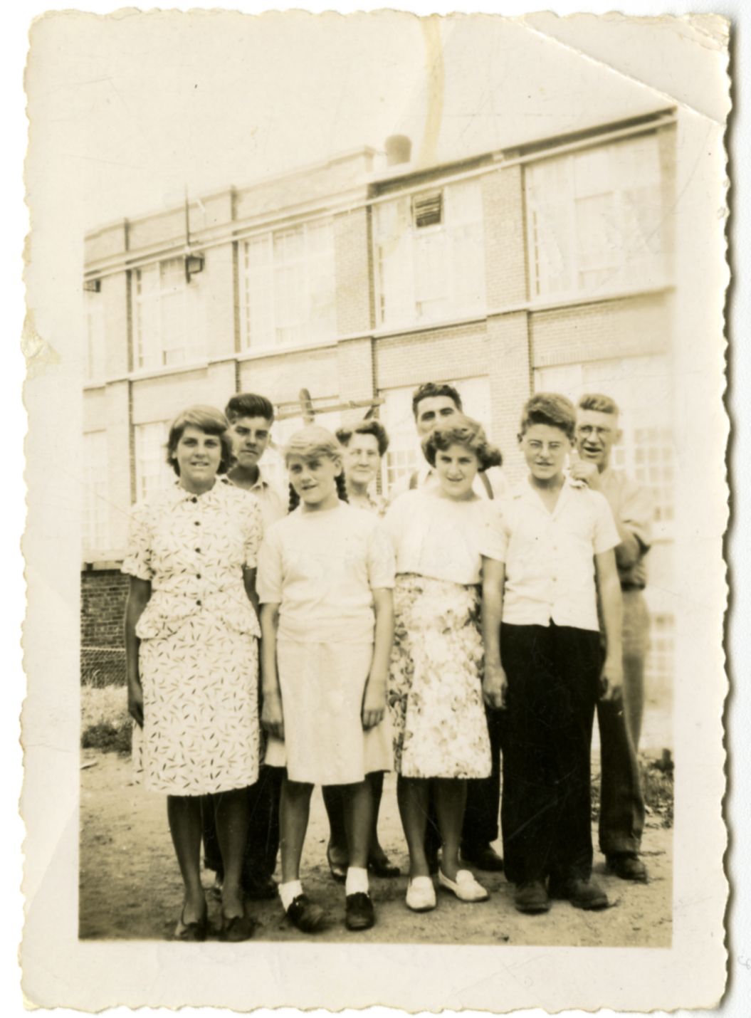 La famille Alfred DesRochers devant la Dominion Textile Limited, rue du Pacifique à Sherbrooke, vers 1944