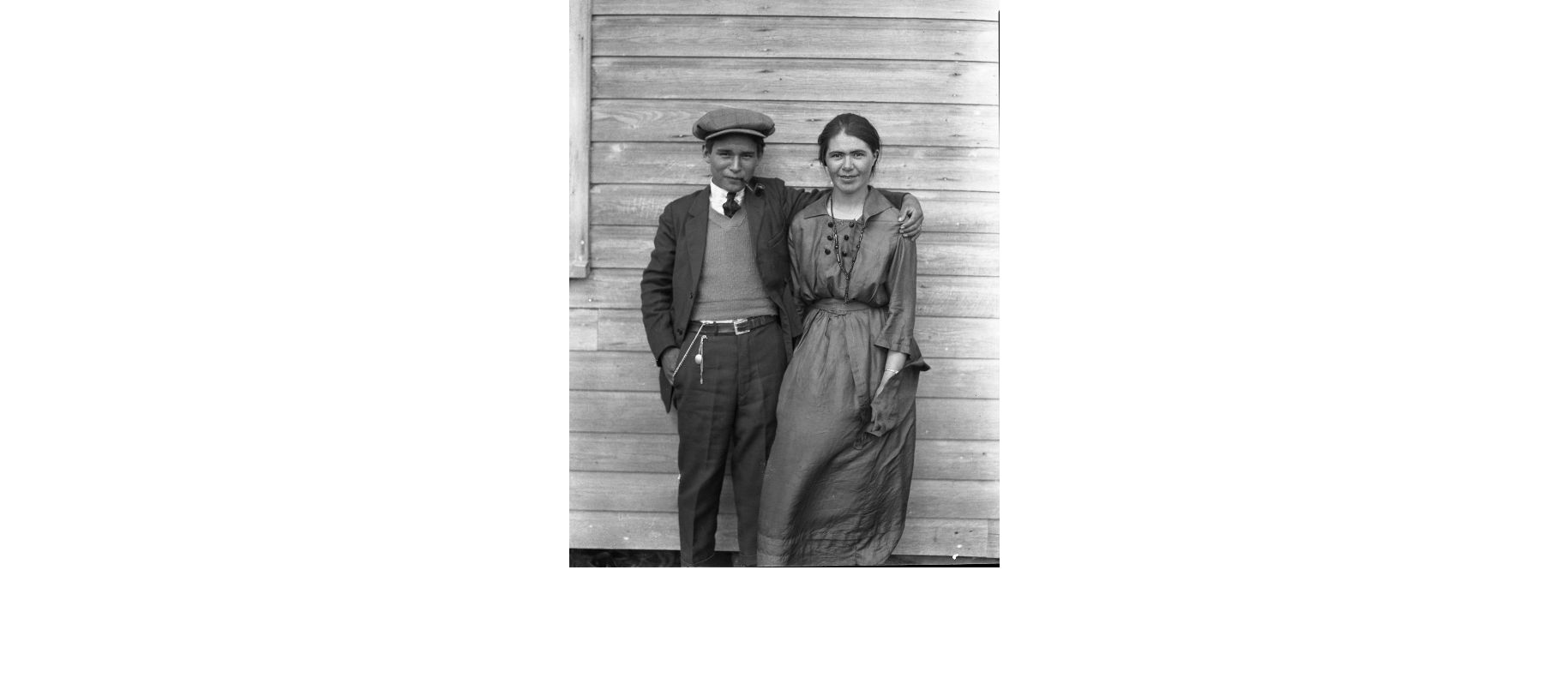 Portrait d'un jeune couple innu habillé à la mode occidentale