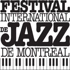 En écriture stylisé il est écrit :  Festival International de Jazz de Montréal. Le texte est accompagné de touches d'un piano 