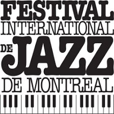 En écriture stylisé il est écrit : Festival International de Jazz de Montréal. Le texte est accompagné de touches d'un piano
