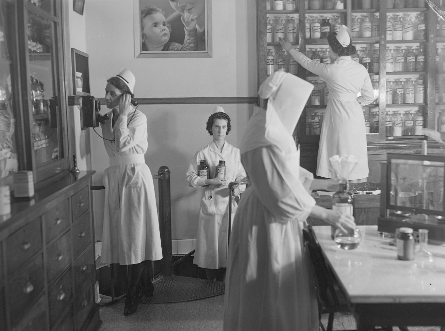 Nous voyons des infirmières à la pharmacie de l'hôpital Sainte-Justine à Montréal.
