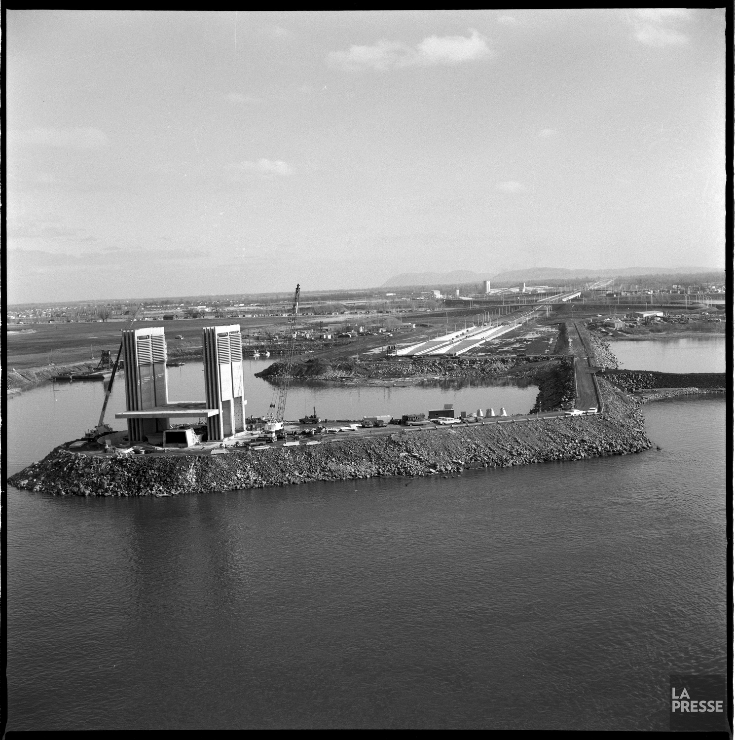 Travaux de construction du pont-tunnel Louis-Hippolyte-La Fontaine